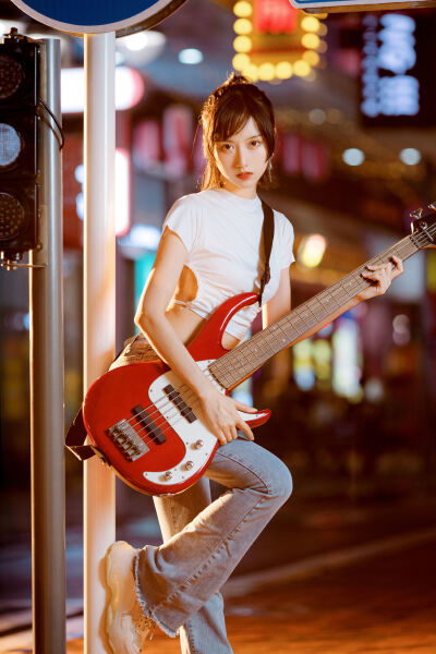 动漫美女受伤