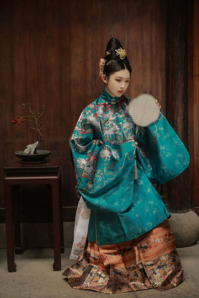 动漫少女胶衣束束缚