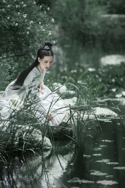 女儿叫父亲耕水田