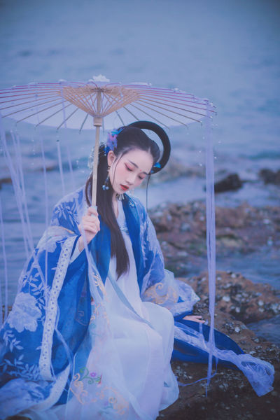 她的两片蚌肉张开白浆直流