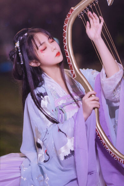 挠动漫女孩脚心