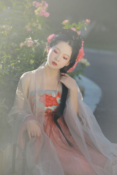 动漫女孩黑白画