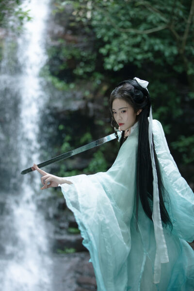 短发卡通女孩