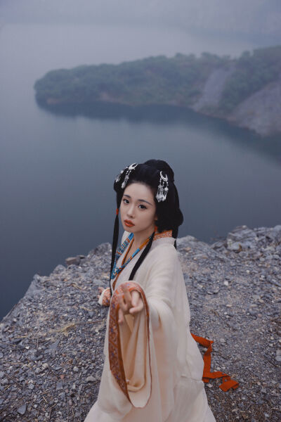 《年轻的女教师》5