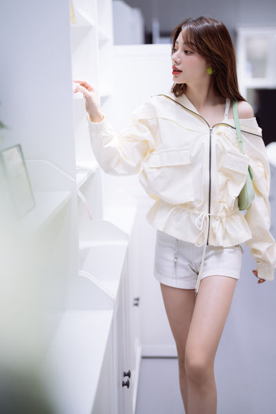 年轻的女教师2在线播放