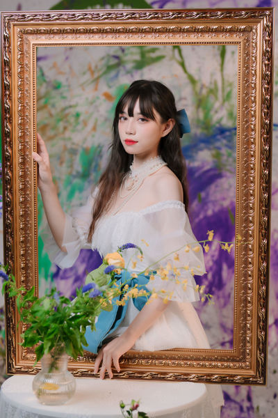 含着她两个硕大的乳峰图片